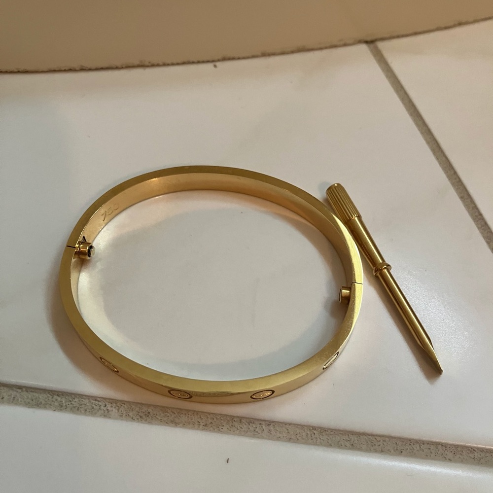 Bangle bracelet comes with screwdriver